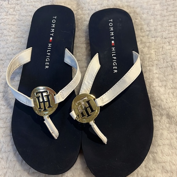 Tommy Hilfiger Women Crelina Gold Logo Black White Flip Flop Sandal SZ 9 - Picture 2 of 7